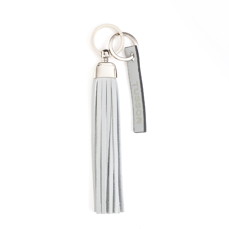 porte-clés pompon en cuir gris clair
